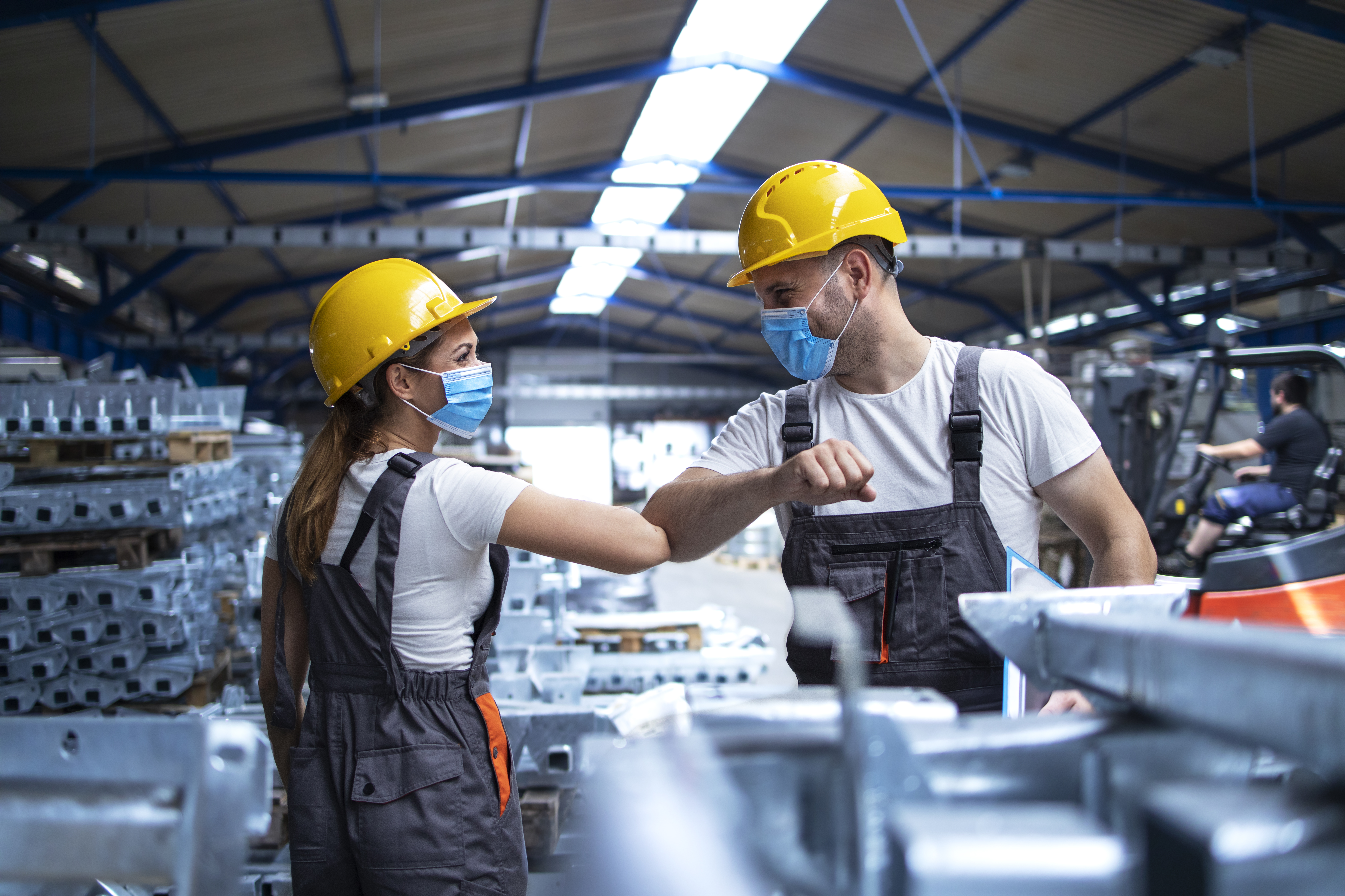 Dos personas trabajando